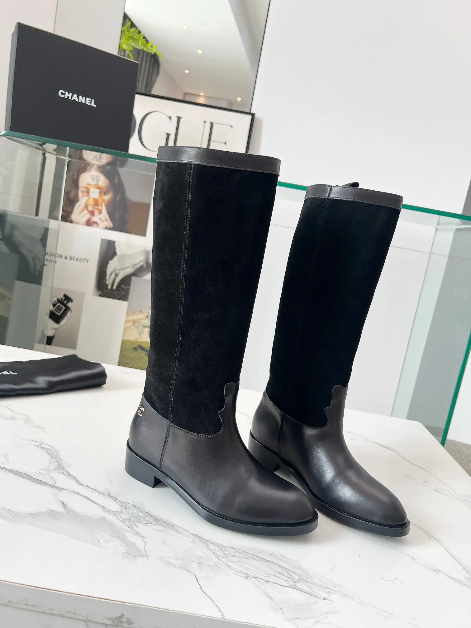 👟👟Ex-factory price 780👟👟 Top quality🔥Chanel Chanel 25 autumn and winter small fragrant suede color-blocked knight mid-high boots! Retro style boots Western cowboy boots! Unique western boot design with smooth curves and irregular edges like free lines in the wilderness! With a casual and free flavor. Let every step be uninhibited and refined! Whether it is paired with smart suit pants to create a cool urban style, or matched with an elegant dress to create a strong and soft aesthetic. Or pair it with jeans to create an authentic western style! The upper is made of first-layer cowhide stitched with suede. The lining is made of water-dyed cowhide. Code number: 35-40 (41 is custom-made and cannot be returned or exchanged). Comes with original bag.